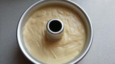 最后再把拌好的蔓越莓蛋糕糊倒入中空模具中，震荡几下模具，再放入预热好的烤箱150度烤约50分左右即好。