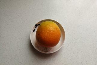 鲜橙一个，用少许苏打粉清洗干净表面。