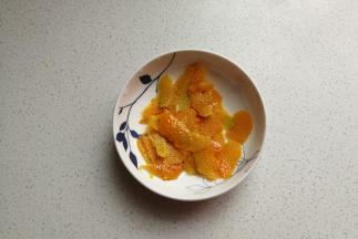 然后用刮刀刮下橙皮，注意只刮表面不要刮到白色部分。