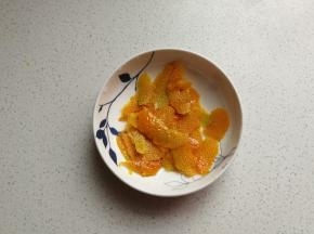 然后用刮刀刮下橙皮，注意只刮表面不要刮到白色部分。