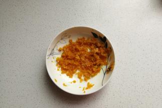 刮好的橙皮用刀切碎，然后加入少许朗姆酒和蜂蜜拌匀腌制一下。（没有朗姆酒可不加）