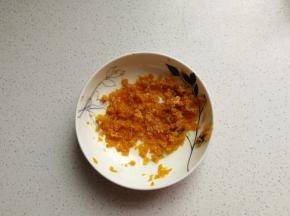 刮好的橙皮用刀切碎，然后加入少许朗姆酒和蜂蜜拌匀腌制一下。（没有朗姆酒可不加）
