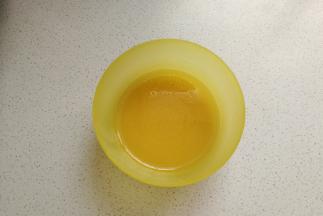 橙子挤汁取35克，加入玉米油搅拌至乳化状态。