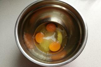 鸡蛋打入无水无油的干净盆中，分两次加入白糖进行打发。