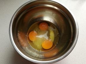 鸡蛋打入无水无油的干净盆中，分两次加入白糖进行打发。
