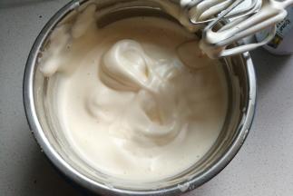 打发时底下坐一盆温水，一直打发至出现纹路不消失的状态即可。