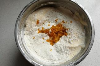 然后筛入低筋面粉，再加入橙皮屑翻拌均匀。