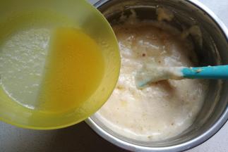 蛋糊拌好后，再把橙汁和玉米油混合液沿着刮刀淋在蛋糊表面上，再翻拌均匀。