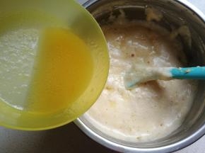 蛋糊拌好后，再把橙汁和玉米油混合液沿着刮刀淋在蛋糊表面上，再翻拌均匀。