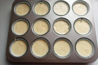 拌好的蛋糊分装到模具纸杯中约八分满，蛋糊分装好后轻轻震荡几下模具，再放入预热好的烤箱中层上下火170度烤约25分钟左右。