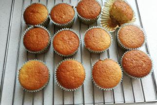 烤好的蛋糕出炉晾凉，浓浓的香橙味扑鼻而来，忍不住开吃一个。