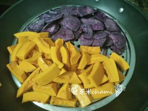 将南瓜切块蒸熟，做了两个颜色，紫薯也切片一块蒸了