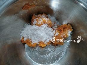 南瓜蒸熟后，秤出份量后，用汤勺压碎，加入糖。