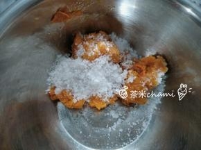 南瓜蒸熟后，秤出份量后，用汤勺压碎，加入糖。