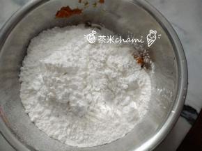 再加入糯米粉和澄面（特别说明一下，用料中的粉量只是一个参考，因为每个南瓜的含水量都不同，所以和成团后，太软了加点粉，太硬了加点南瓜。另外到的功效是让南瓜造型好看，不会软塌塌的，过量加入澄面的话，南瓜饼放凉后会很硬的。）
