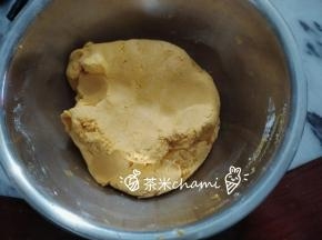 和成团后，再加入植物油，除了起到防粘手，蒸熟后增加光泽度。