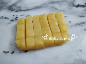莲蓉馅，切成若干块。