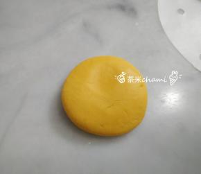 把南瓜团平均分成每个25克的剂子，揉圆后，压扁。