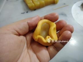 包入莲蓉。