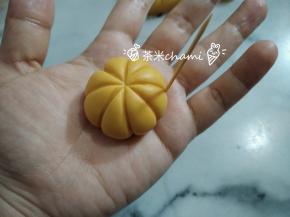 看明白了没，牙签竖着往中间压。