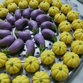 绿色的糯米团，搓出小圆，当南瓜蒂。如果不喜欢也可以用枸杞或葡萄干当蒂。