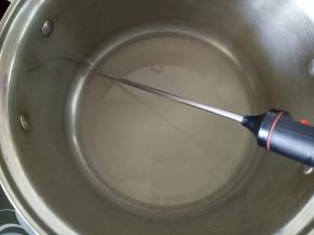 细砂糖和水放入不锈钢厚底锅中，开小火，煮至开始冒泡泡时准备打发蛋白