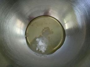 蛋清滴几滴白醋或柠檬汁，加入细砂糖