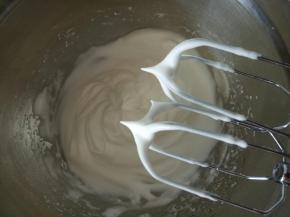 打发至硬性发泡