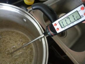 这时糖水正好煮至117度，关火，慢慢倒入打发好的蛋白中，同时打蛋器开高速打发蛋白，注意不要把糖浆倒到打蛋器上