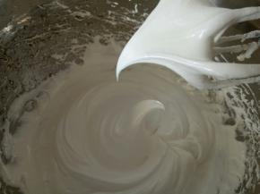 直至糖浆倒完，蛋白打发到湿性偏硬的状态，提起打蛋器有个小弯勾，图中的状态还需再打一打