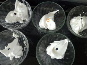 蛋白打发好后，分成6份，分别滴入5种色素，最后一份为白色