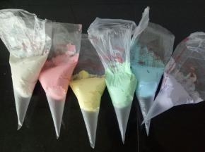 翻拌均匀后装入裱花袋，裱花袋剪小口