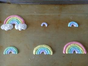 如图所示按照自己喜欢的顺序挤出彩虹的形状来，怕挤不好的话你也可以事先画好彩虹的样子垫油纸下照着样子描，