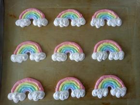 依次挤好彩虹的样子，烤箱提前90度预热，挤好后放入烤箱中层，上下火90度烤90-120分钟左右，注意不要让蛋白糖上色，烤至蛋白糖可以轻松得从油纸上拿下来即可