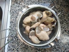 海蛎子简单用水冲洗一下，然后沥水。