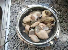 海蛎子简单用水冲洗一下，然后沥水。