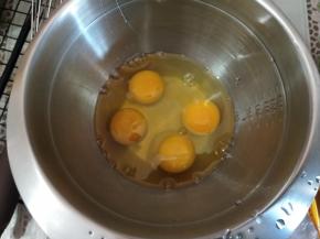 首先把鸡蛋打入盆内。
