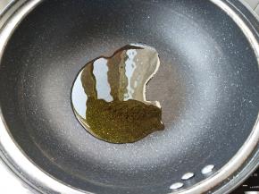 准备一口炒锅，无水加一勺植物油热锅。