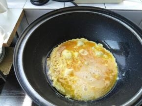 倒入蛋液。