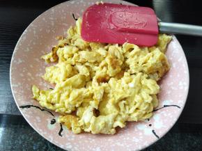 当看不到蛋液的时候，装盘备用。