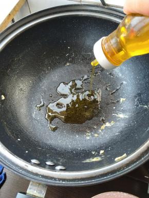 继续在锅内加少许植物油。