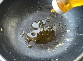 继续在锅内加少许植物油。