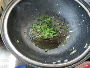 小葱切末，加入锅内炒香。