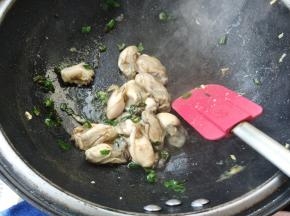 加入海蛎子，轻轻翻炒。