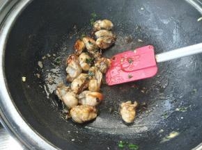 加入蚝油，翻炒均匀。