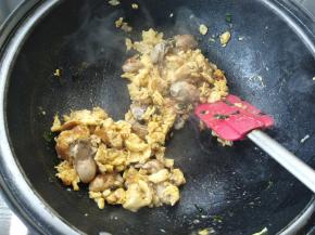 倒入炒好的鸡蛋碎。