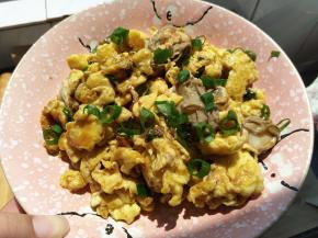 轻轻翻炒几下即可关火装盘咯，再撒上一点点葱末点缀就上桌了。