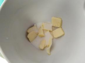 把黄油软化膏状。