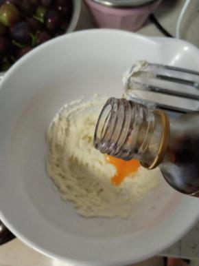 加入香草精跟蛋黄，再次打至顺滑。