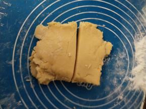 然后把压好的面团分成两部分。